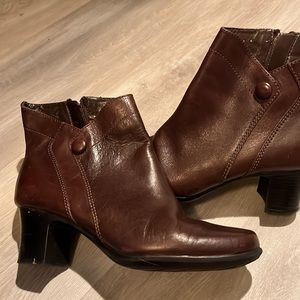 Clarks Brown Heel Booties size 5 ladies zipper